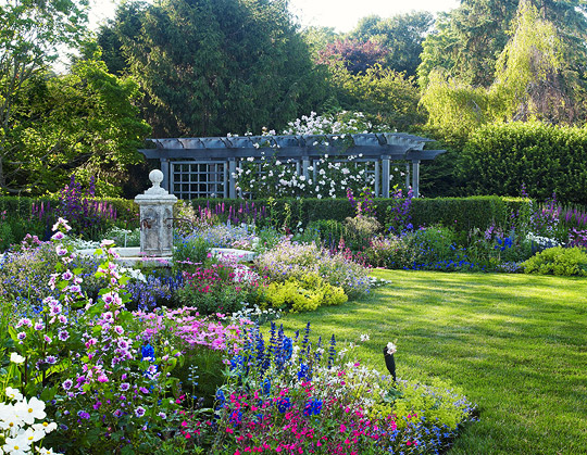 Loving the layered charm of an English Country Garden. Image via Fresh American Style