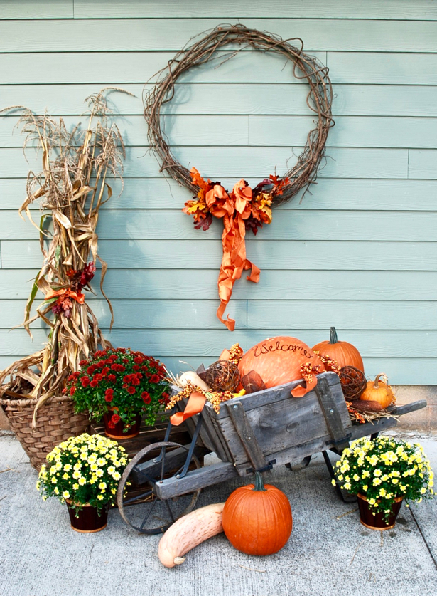 This wagon filled with pumpkins and gourds creates the perfect fall vignette. Use varied texture to make your decorating and seasonal vignette more interesting. Learn how on Pender & Peony.