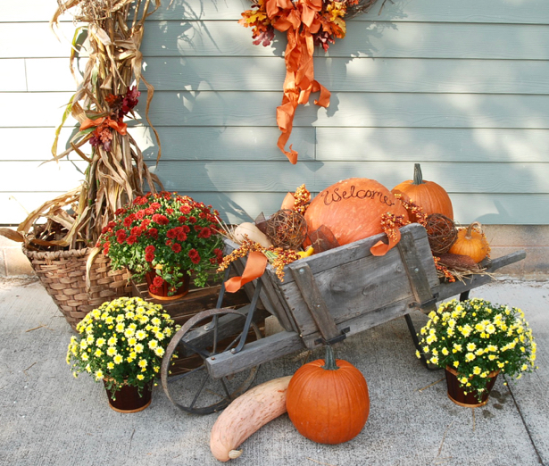 This wagon filled with pumpkins and gourds creates the perfect fall vignette. Use varied texture to make your seasonal vignette more interesting. Learn how on Pender & Peony.