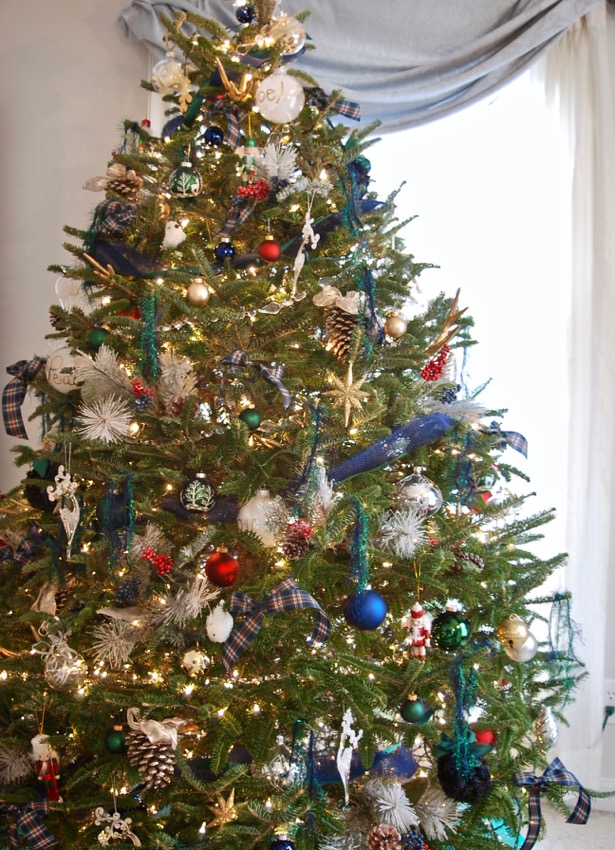Explore my Southern Christmas Home on the Simply Seasonal blog hop: Christmas decorating tips, holiday decor, boxwood wreaths, mantle decor, garland, plaid