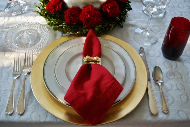 red-white-place-setting-bow-napkin-rings - Pender & Peony - A Southern Blog