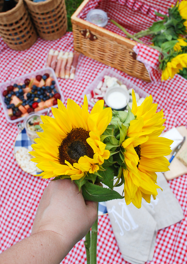 Throw the perfect summer picnic for two this July 4th with the right picnic food, portable baskets, gingham accessories, and sunflowers!