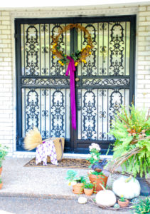 Welcome to my fall home tour 2017! Grab a cup of cider, wrap up in a cozy throw, and light that pumpkin spice candle...autumn is calling!