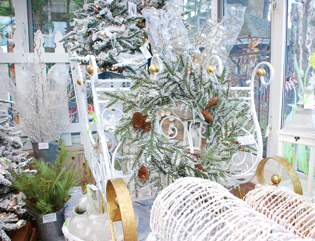 Looking for fresh and chic Christmas decorating ideas? Get inspired by these 3 Christmas decor trends: winter botanical, lime and sapphire palette, and oversize ornaments!