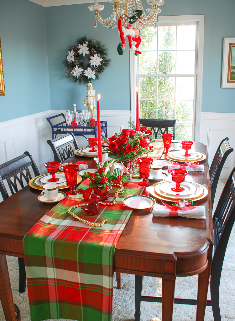 The Southern approach to holiday etiquette and hospitality plus a plaid Christmas table idea perfect for holiday entertaining. #christmastable #holidaytablescape #holidayentertaining
