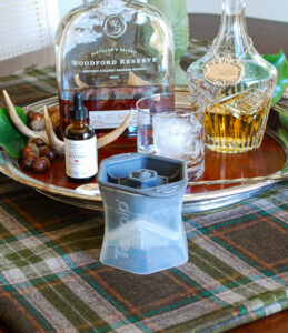 Ice mold for large square cubes