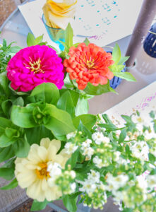 Zinnia floral arrangement on patio table for a happy summer decorating idea