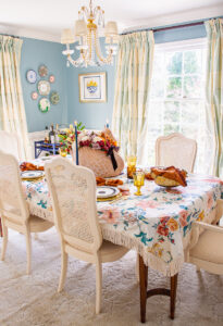 Your Guide to Hosting an Intimate and Chic Thanksgiving