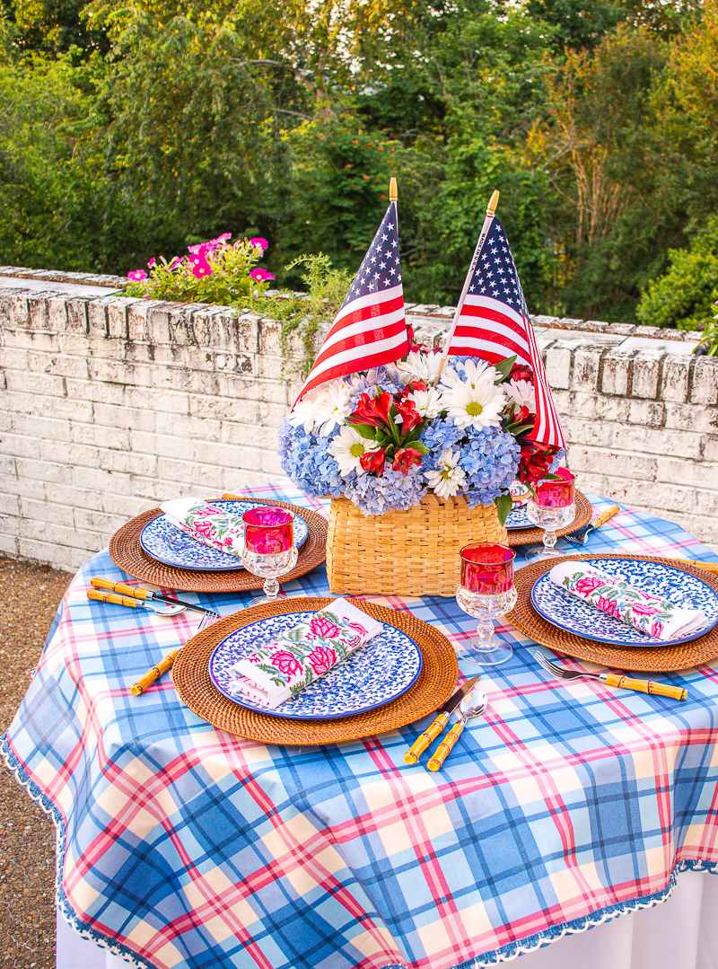 Easy Does It: Chic Entertaining with Paper Plates and Napkins - Gracious  Style Blog