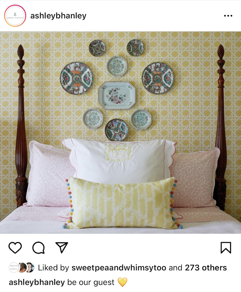 Rose Medallion plates decorate this yellow trellis wall for a lovely blend of grandmillennial and chinoiserie via @ashleybhanley