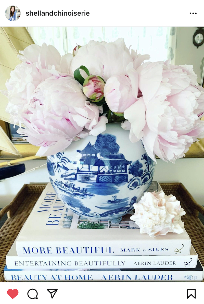 @shellandchinoiserie showcases a classic blue and white ginger jar filled with pale pink peonies for a blend of grandmillennial and chinoiserie