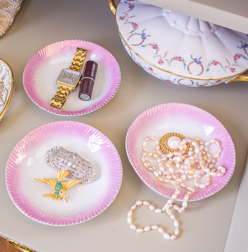 use pretty little vintage dishes to store jewelry
