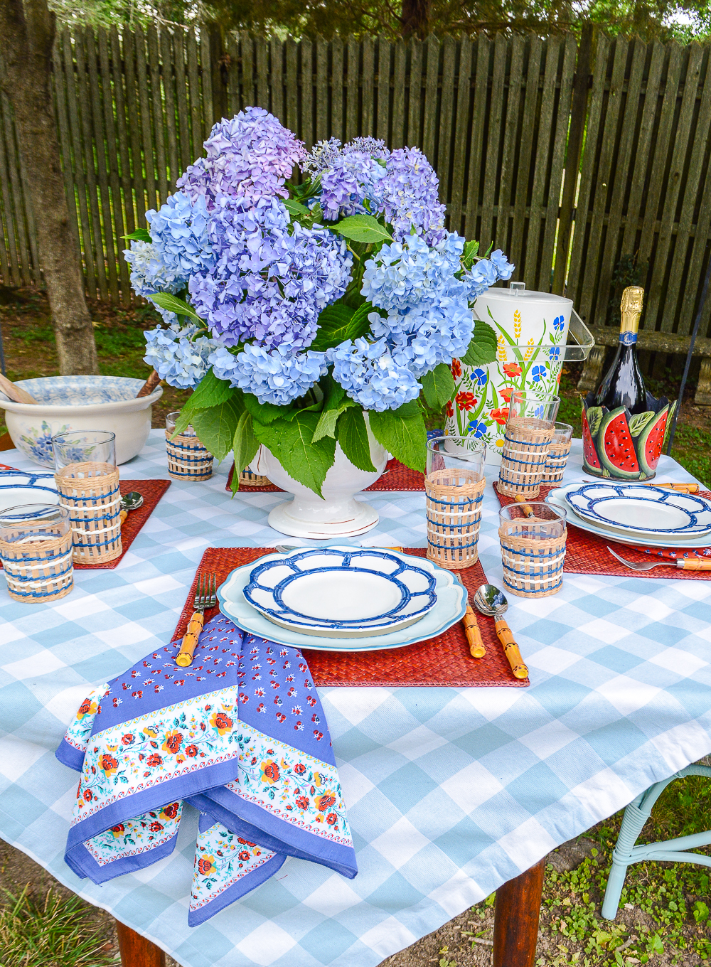 Easy Does It: Chic Entertaining with Paper Plates and Napkins - Gracious  Style Blog