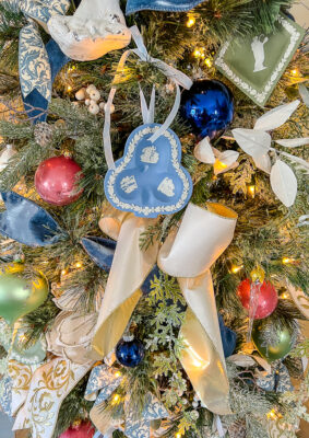 blue-and-white-christmas-tree-with-pastels-4
