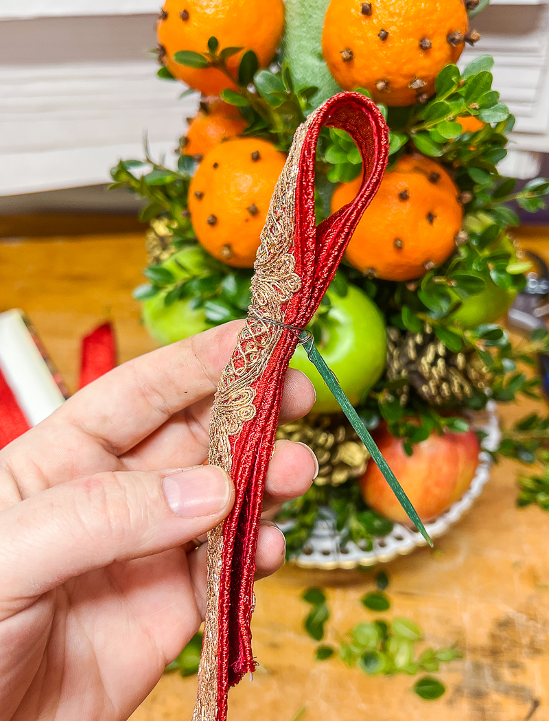 make a ribbon tuft with wire