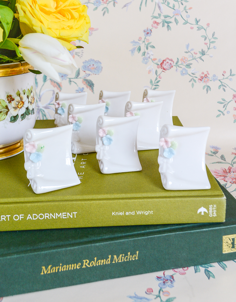 A charming set of 8 place cards for dinner parties!