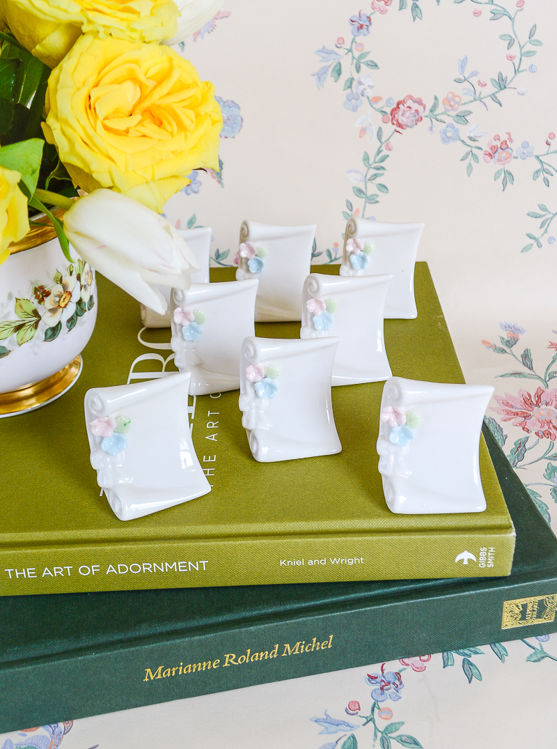 A charming set of 8 place cards for dinner parties!