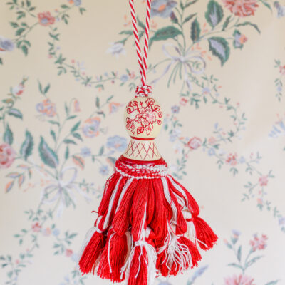 A charming red and white tassel.