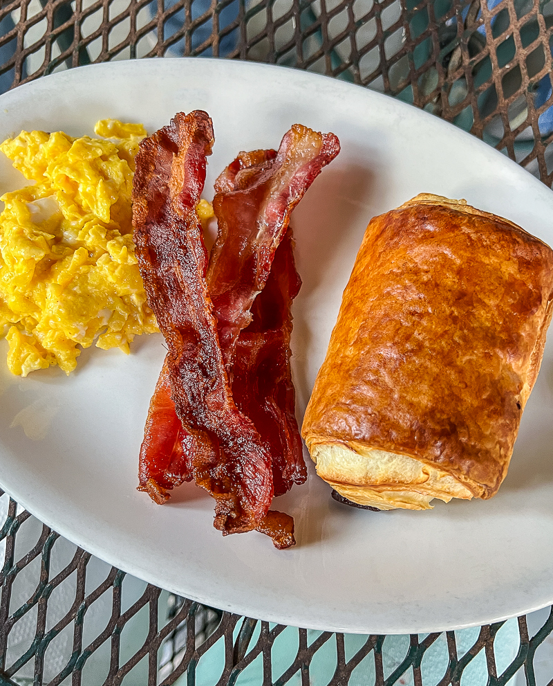 A cozy breakfast at the cabin