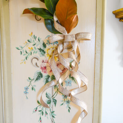 A very festive ribbon in gold glitter. Makes a gorgeous bow for wreaths and packages. Shop the ribbon on penderandpeony.com