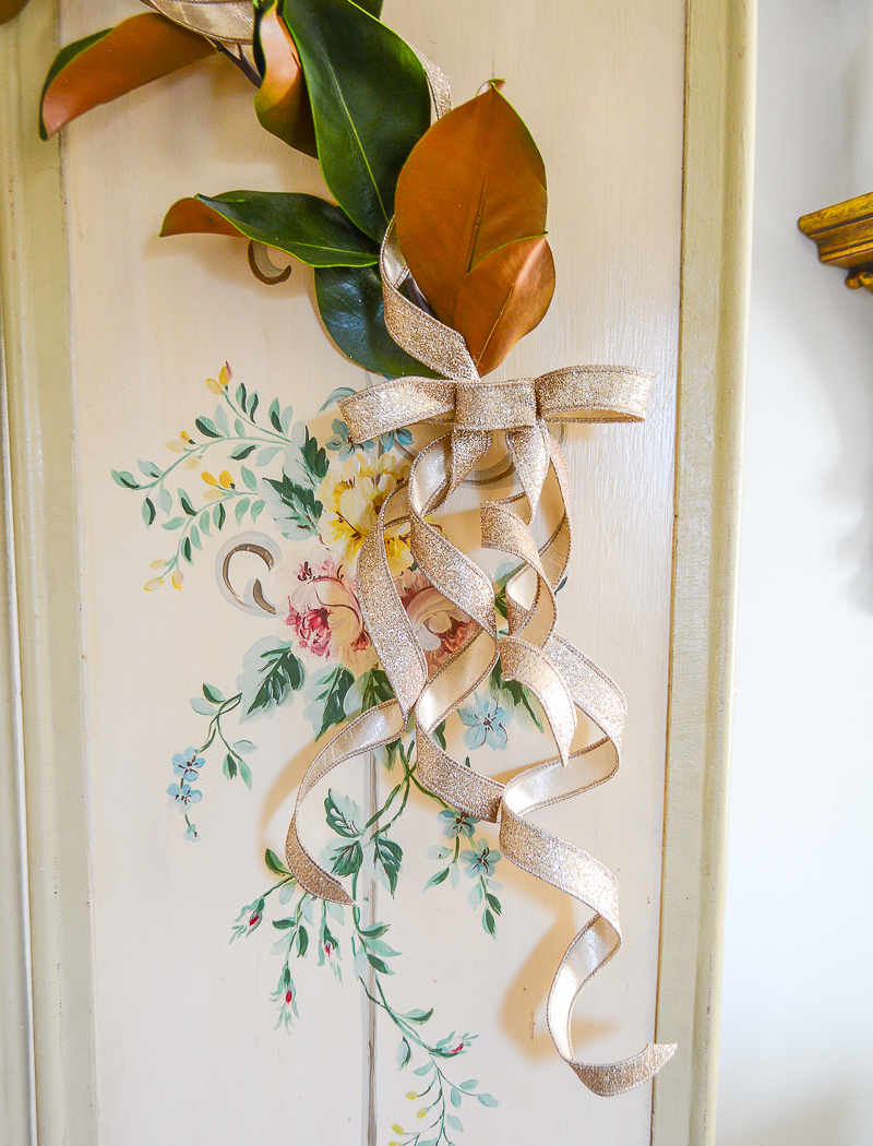 A very festive ribbon in gold glitter. Makes a gorgeous bow for wreaths and packages. Shop the ribbon on penderandpeony.com