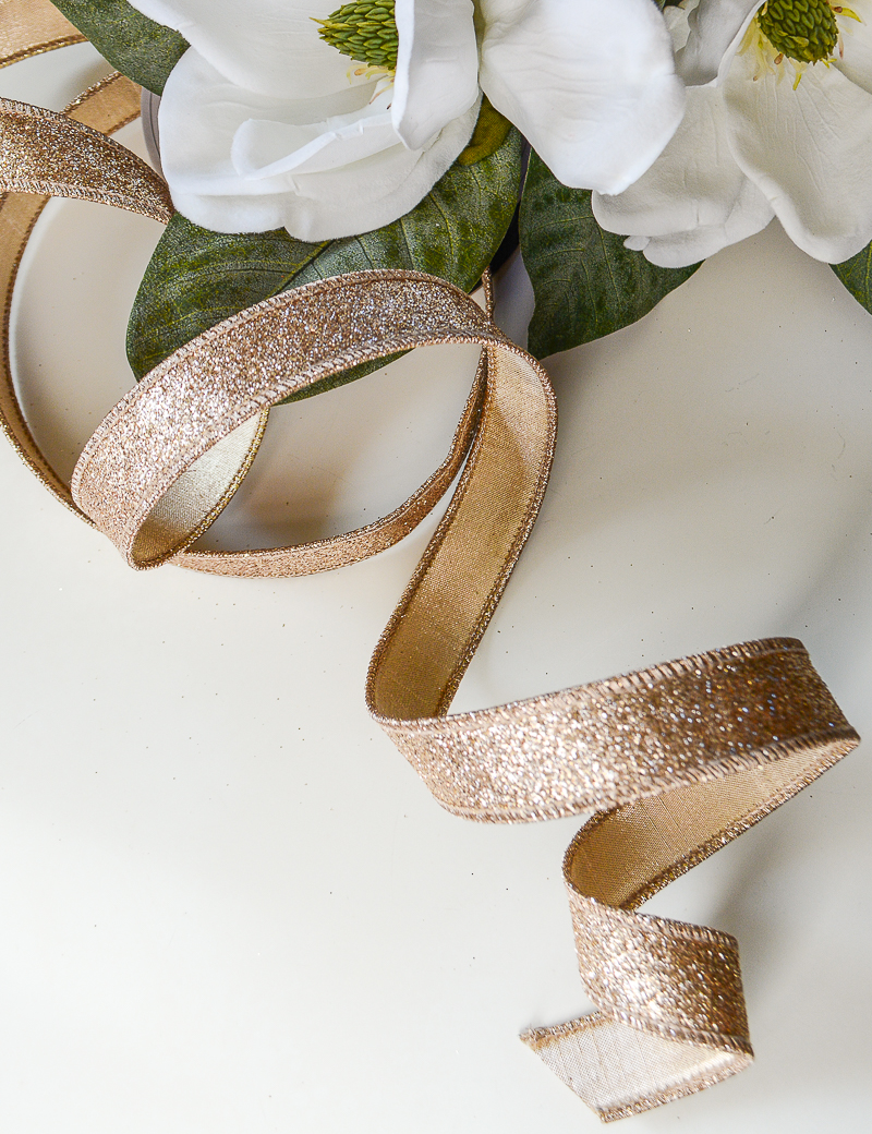 A very festive ribbon in gold glitter. Makes a gorgeous bow for wreaths and packages. Shop the ribbon on penderandpeony.com