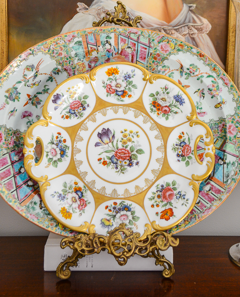 A lovely piece for serving cakes or hanging on the wall! Size: 13” D.