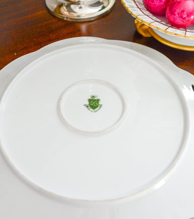 A lovely piece for serving cakes or hanging on the wall! Size: 13” D.