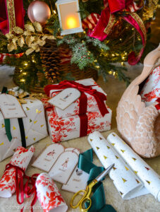 Christmas wrapping paper capsule - traditional aesthetic