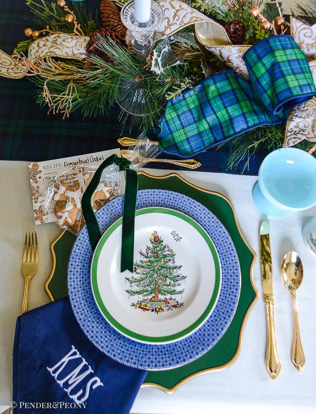 Treat bag for each guest with gingerbread cookies and recipe card