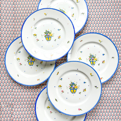 Pretty floral plates in blue and yellow for your spring table!
