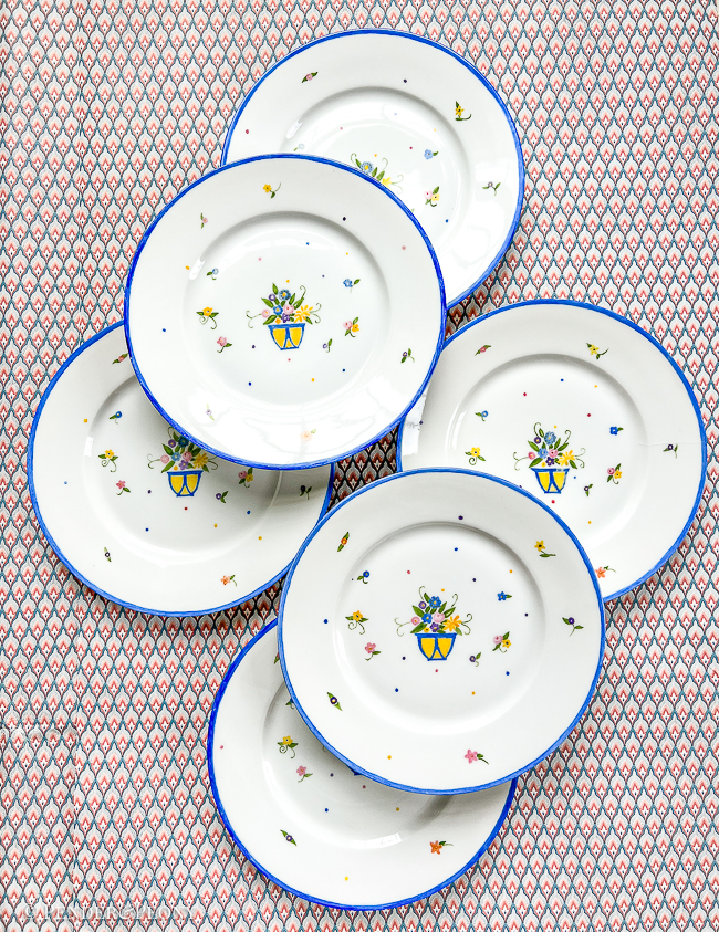 Pretty floral plates in blue and yellow for your spring table!