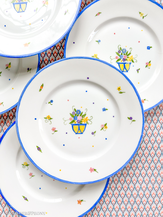 Pretty floral plates in blue and yellow for your spring table!