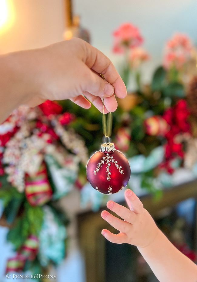 King of Christmas ornament in red with pearls from the mistletoe collection