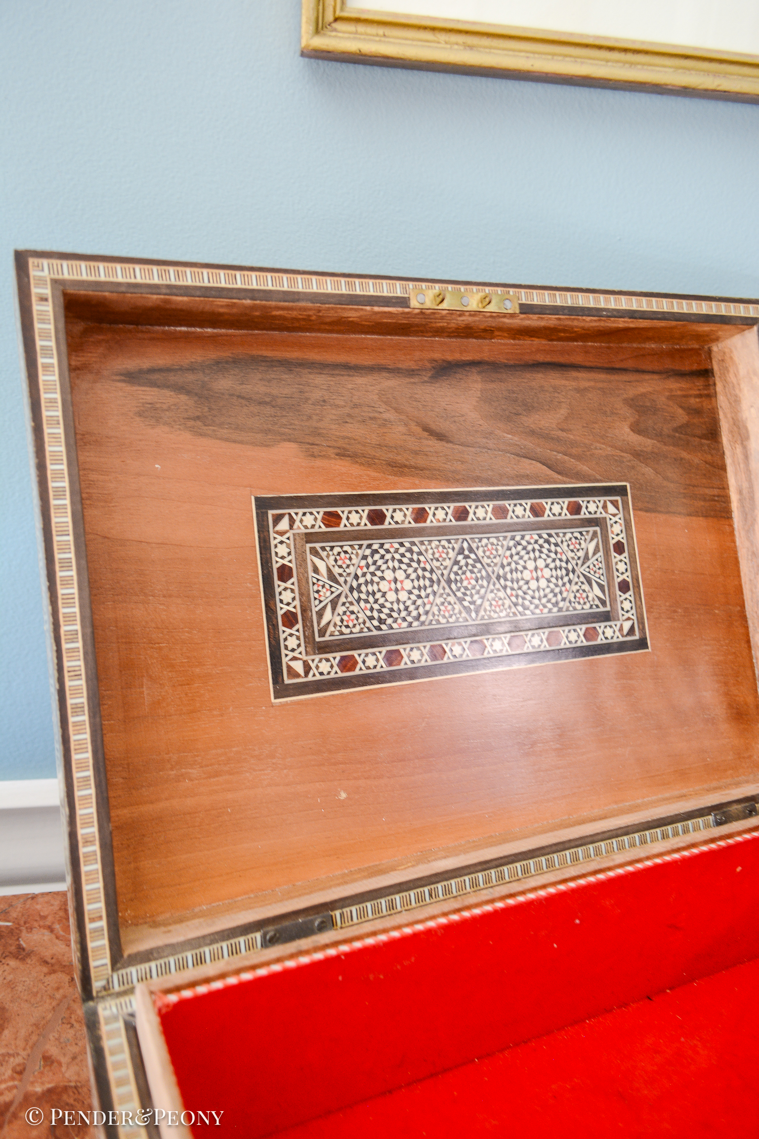 Large Vintage Bone Inlay Marquetry Dresser Box - Image 7