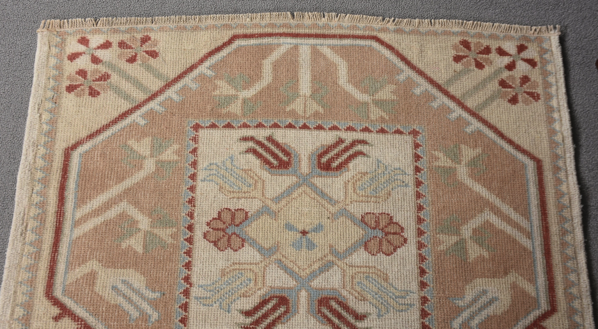 Vintage Oushak Mat in Beige & Red & Blue 2.6x4.2ft - Image 2