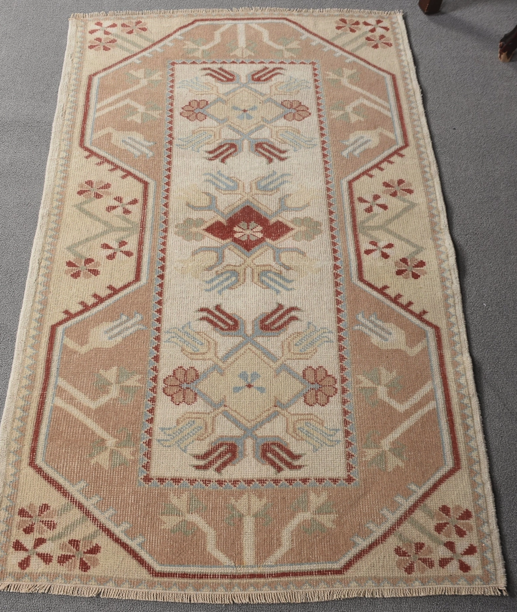 Vintage Oushak Mat in Beige & Red & Blue 2.6x4.2ft - Image 3